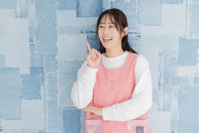 エプロン姿で閃いた様子の女性