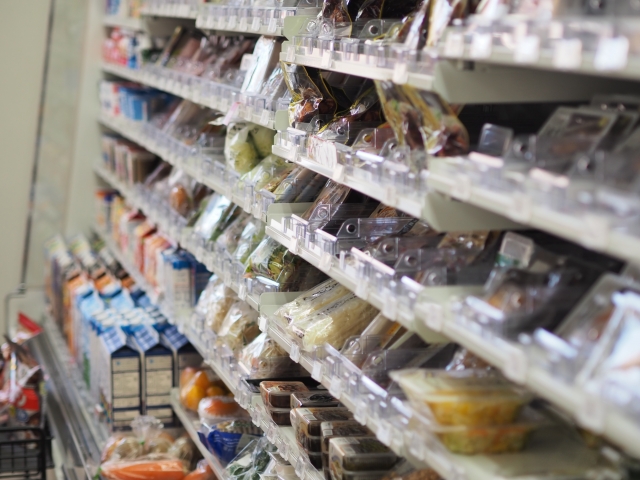 コンビニ店内の商品陳列イメージ