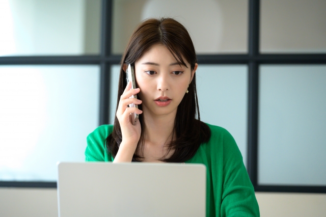 電話する女性