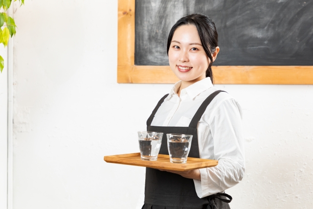 お水を2つ配膳する女性スタッフ