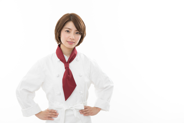 腰に手を当てて立っている制服姿の女性