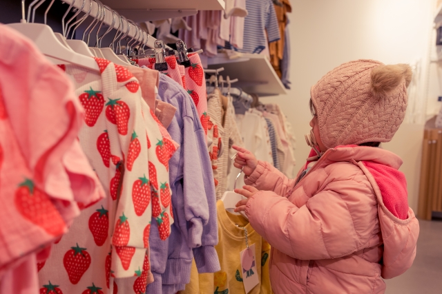 お店で服を選ぶ女の子のイメージ