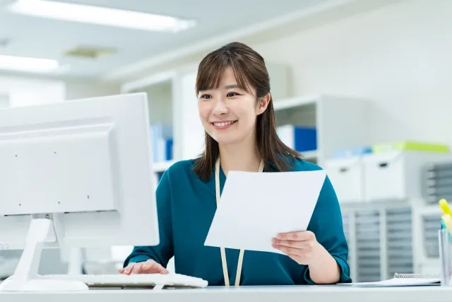 オフィスで働く女性
