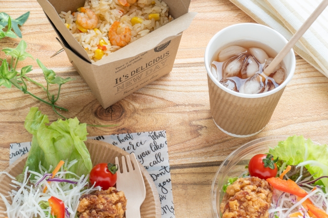 テイクアウト用の食事のイメージ