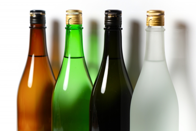 4本の酒瓶が並ぶイメージ