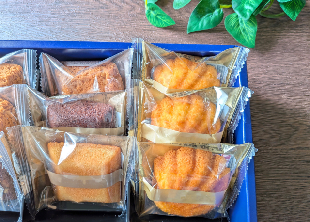 お歳暮で送られるお菓子の詰め合わせのイメージ
