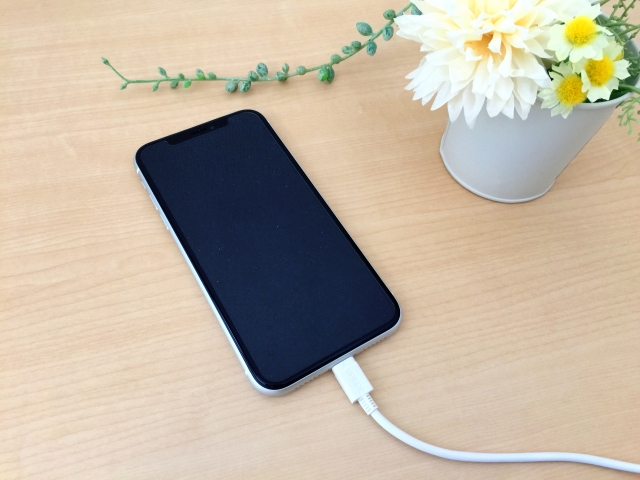 充電中のスマートフォンのイメージ