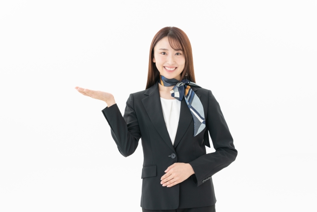お客様を案内する笑顔の女性スタッフ