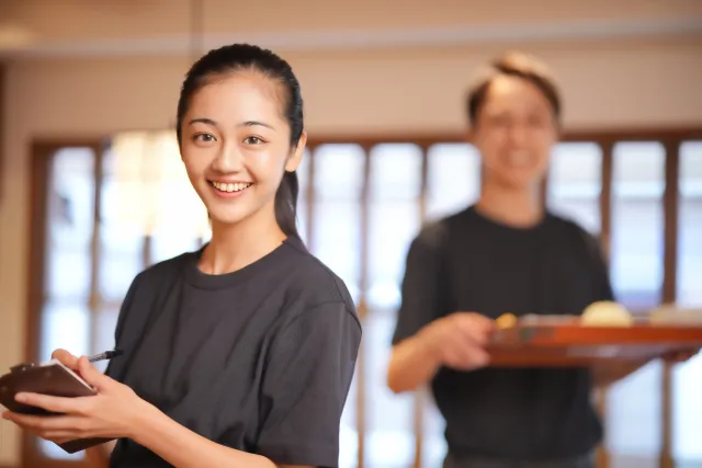 これから注文を取る笑顔の女性スタッフ