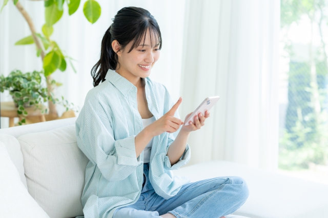 スマホを操作する女性
