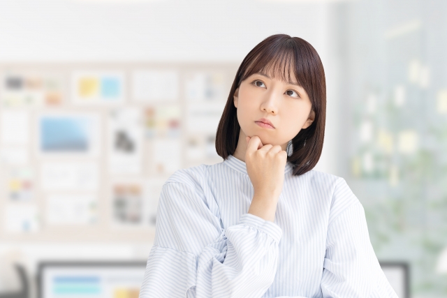 考え事をする女性