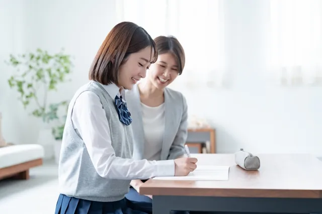 自宅で勉強する生徒と家庭教師