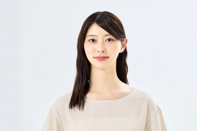 こちらを見つめる髪の長い女性のイメージ