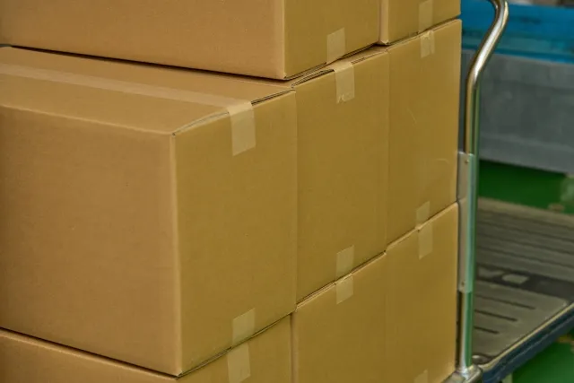 積み上げられたダンボール