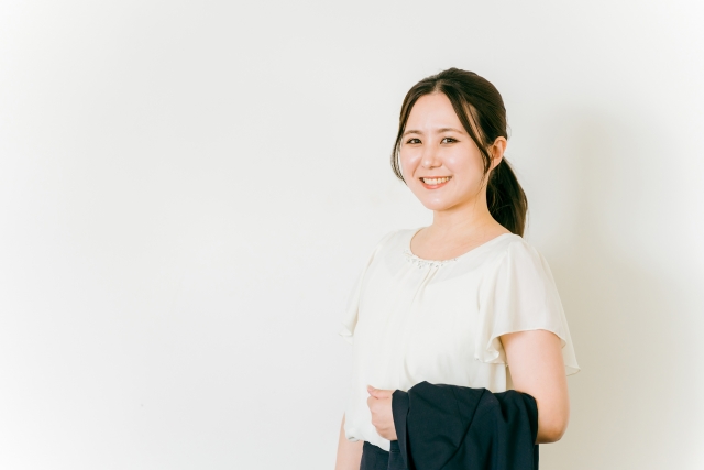 夏服を着用しこちらに微笑む女性