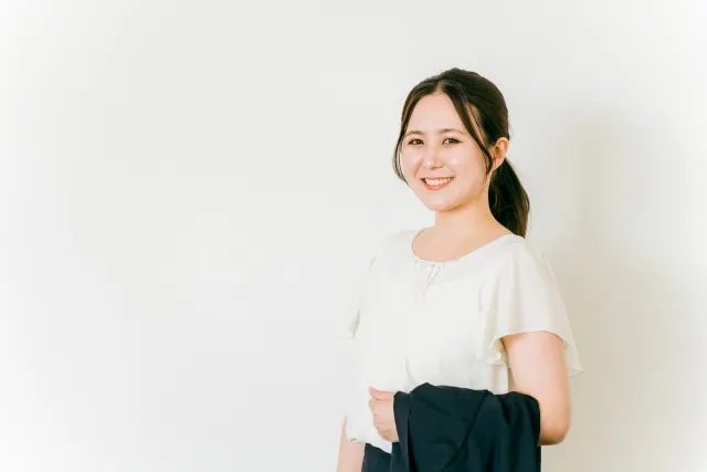 夏服を着用しこちらに微笑む女性