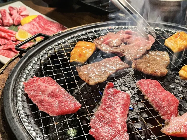 網の上で焼かれる焼肉のイメージ