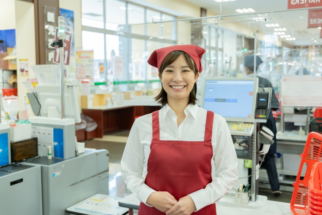 スーパーで働く女性