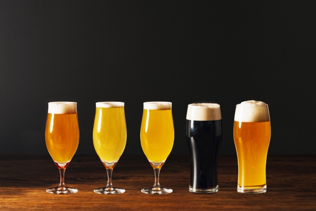 様々な種類のクラフトビールが並ぶイメージ