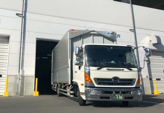 荷物の出荷の様子