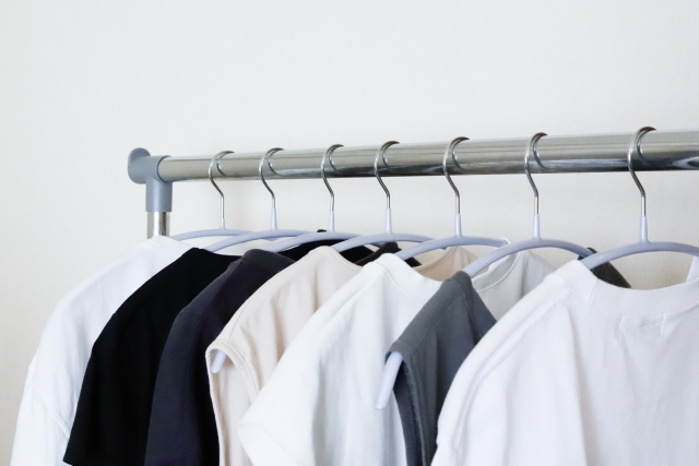 ハンガーラックにかけられた洋服が並ぶイメージ