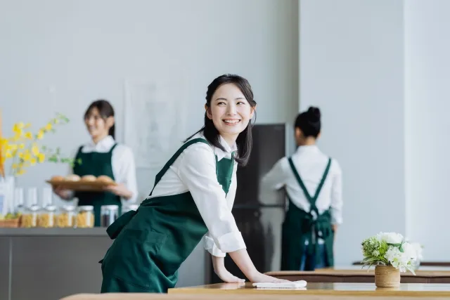 カフェで働く女性