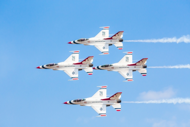 青空をダイヤモンド隊形で飛行するアメリカ空軍サンダーバーズの戦闘機4機