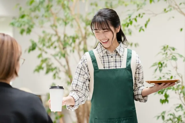 カフェで接客する女性