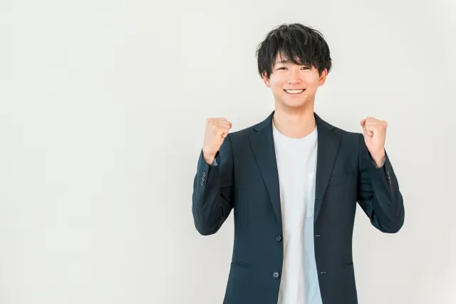 ガッツポーズをする若い男性
