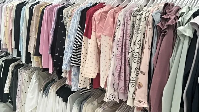 陳列された複数の子供服