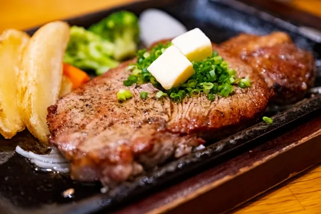 鉄板で提供されるステーキのイメージ