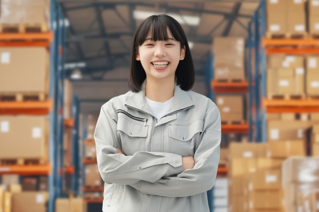 物流拠点で働く女性
