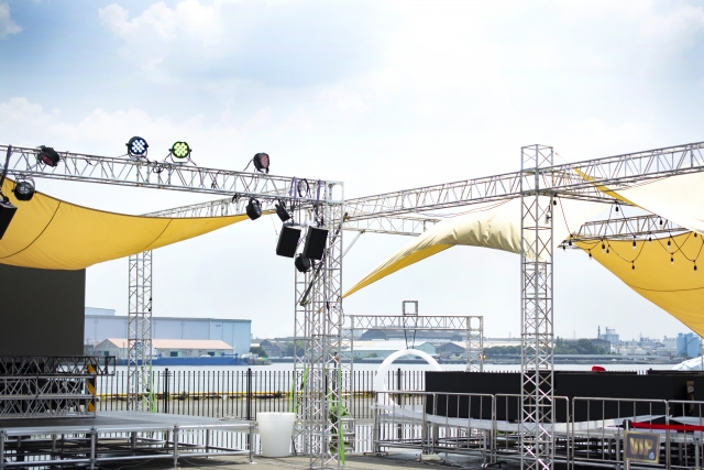 晴天の下設営されたライブ会場のステージのイメージ