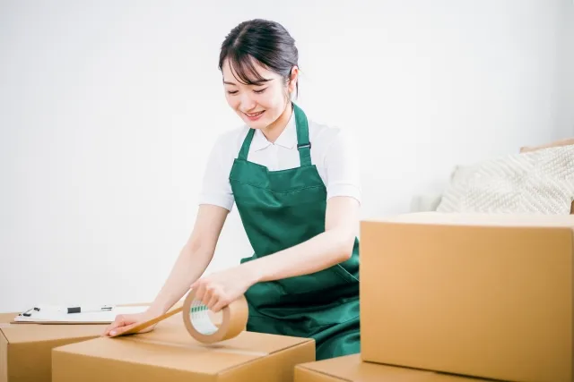 引っ越し作業をする女性