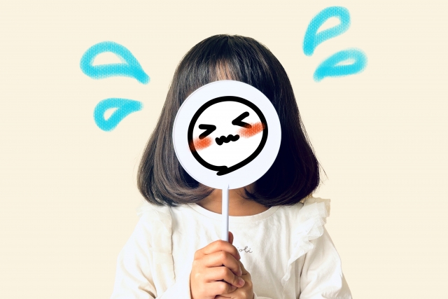 顔を隠す女の子
