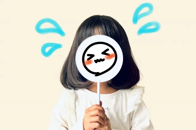 顔を隠す女の子