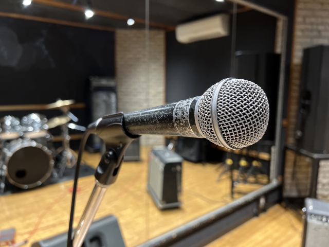 音楽スタジオにあるボーカル用マイクのイメージ