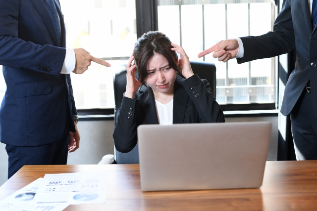 二人の上司から小言を言われ困っている女性社員