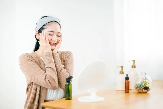 スキンケアする女性