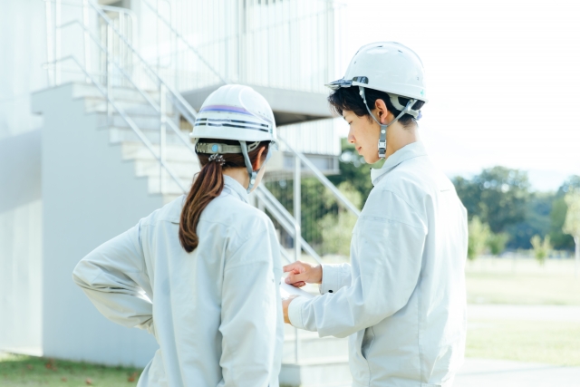 話し合うスタッフ
