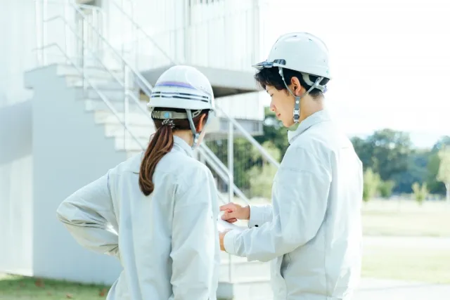 話し合うスタッフ