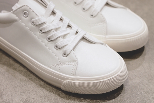 白いスニーカー