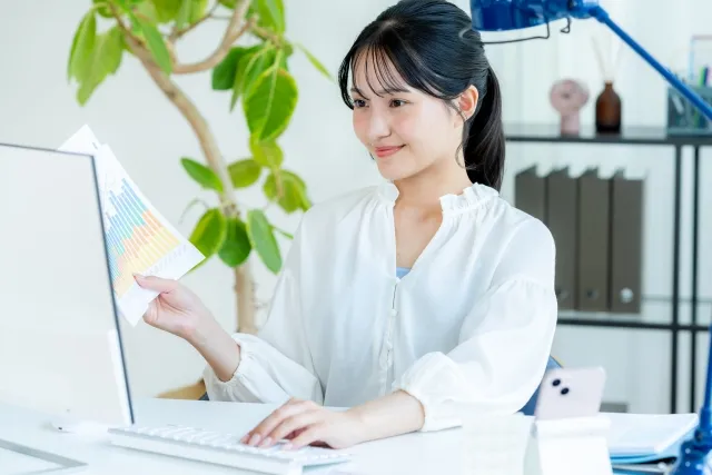 書類を持つ女性