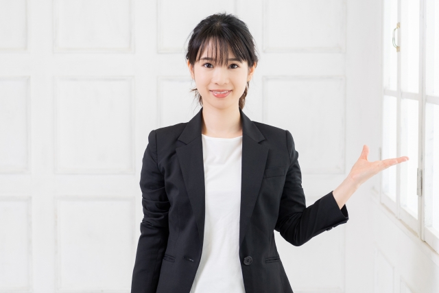 イベントに来たお客様をご案内する女性スタッフ
