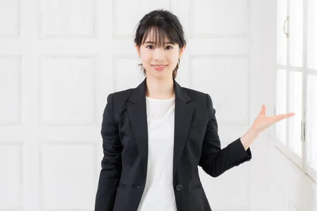 イベントに来たお客様をご案内する女性スタッフ