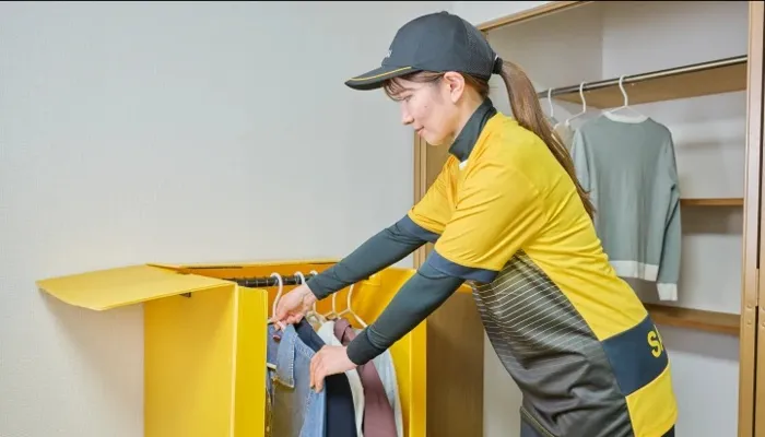 引っ越し業務を行う女性