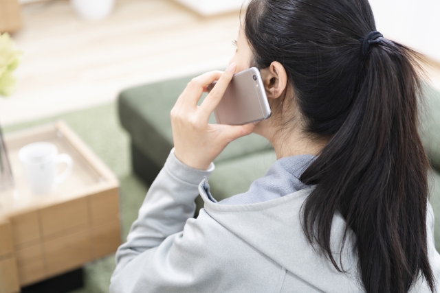 電話する女性
