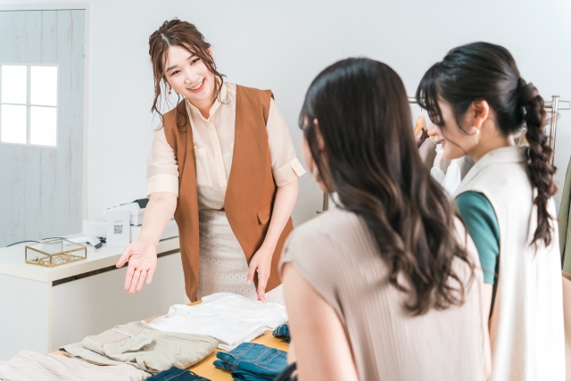 接客をする女性