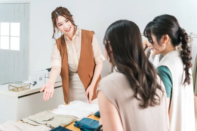 接客をする女性