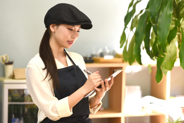 オーダーを受ける女性